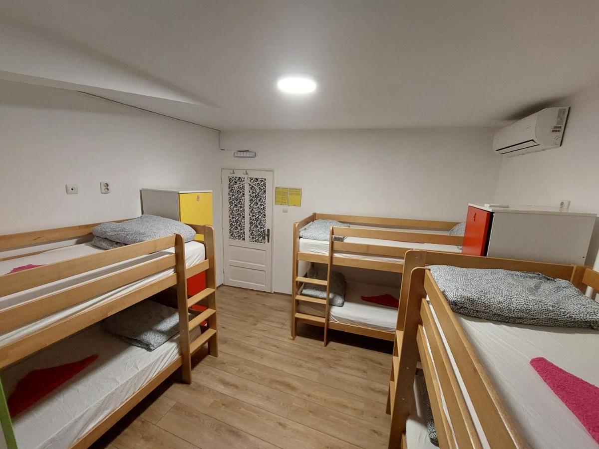 Single Bed in 6-Bed Dormitory Room and Landmark View,1338755477:JPEG