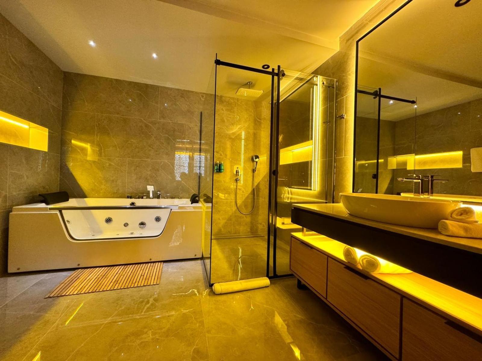 Deluxe Suite with Spa Bath