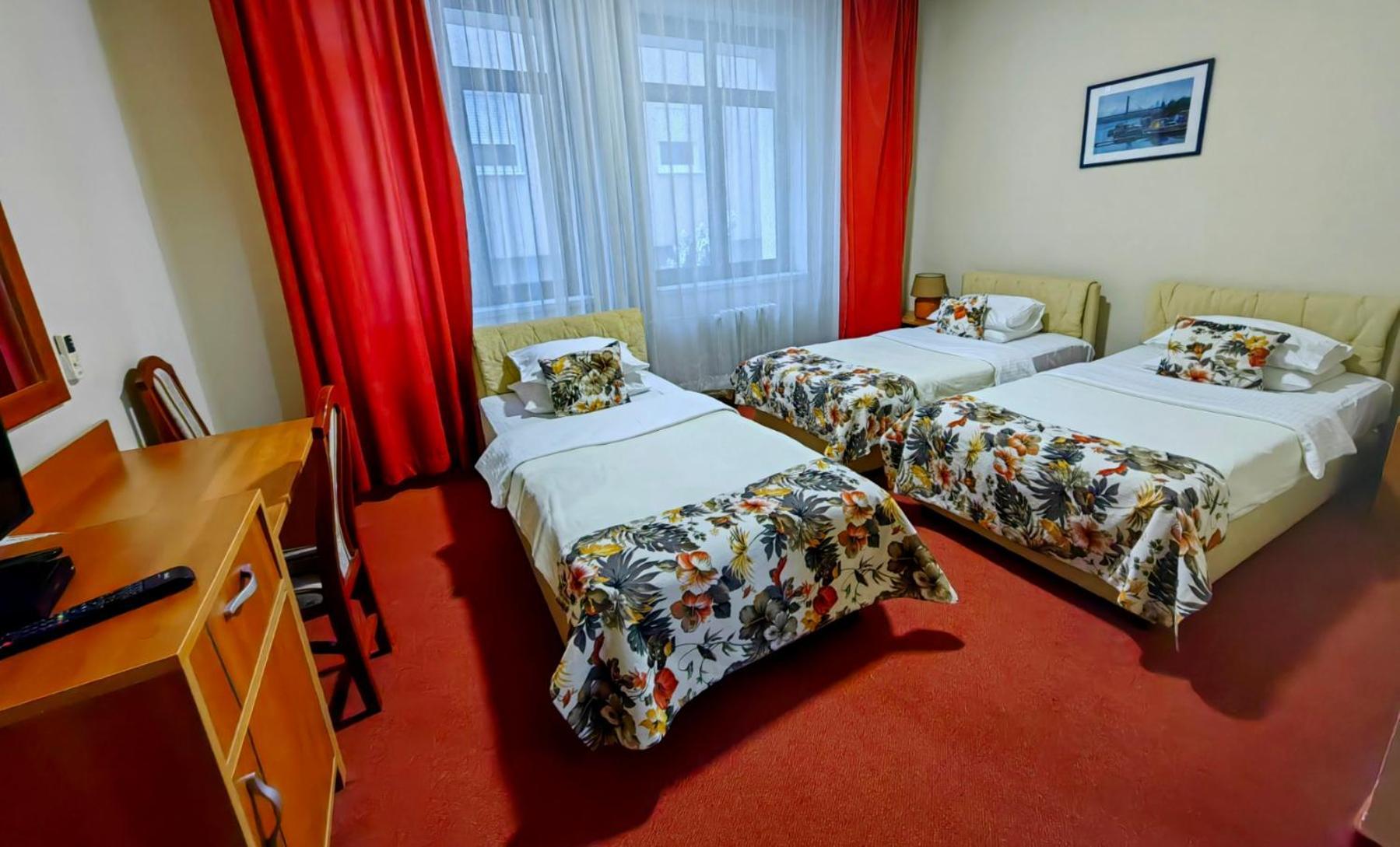 Triple Room,1758284745:JPEG