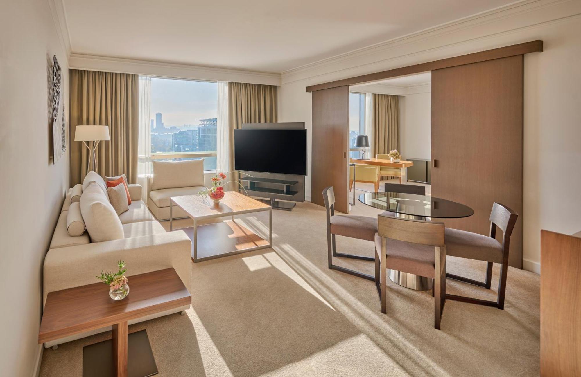 Executive Suite,1769516351:JPEG