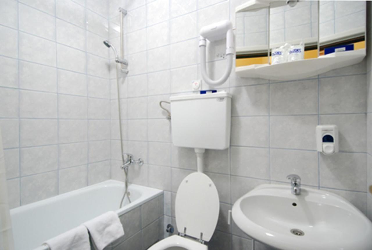 Double Room with Free Parking,775673083:JPEG