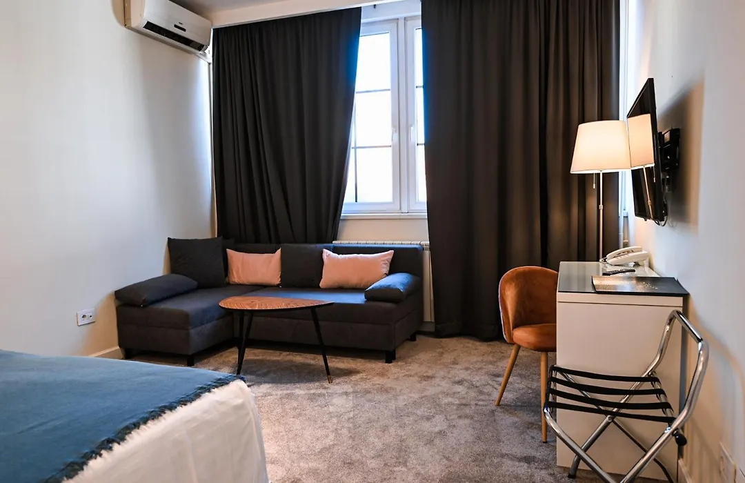 Garni Hotel Le Petit Piaf-1