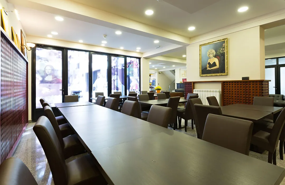 Hotel Sterling Garni-1