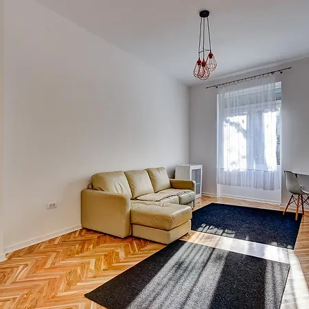 Bright Apartment Central-3